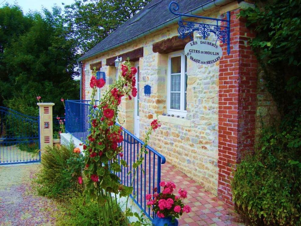 Gite Le Moulin Saint-Vaast-sur-Seulles Экстерьер фото
